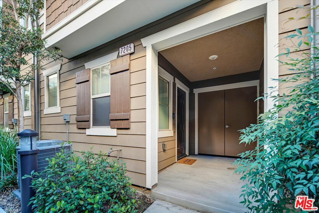 Property Photo:  7205 N Chestnut Ln  CA 91405 