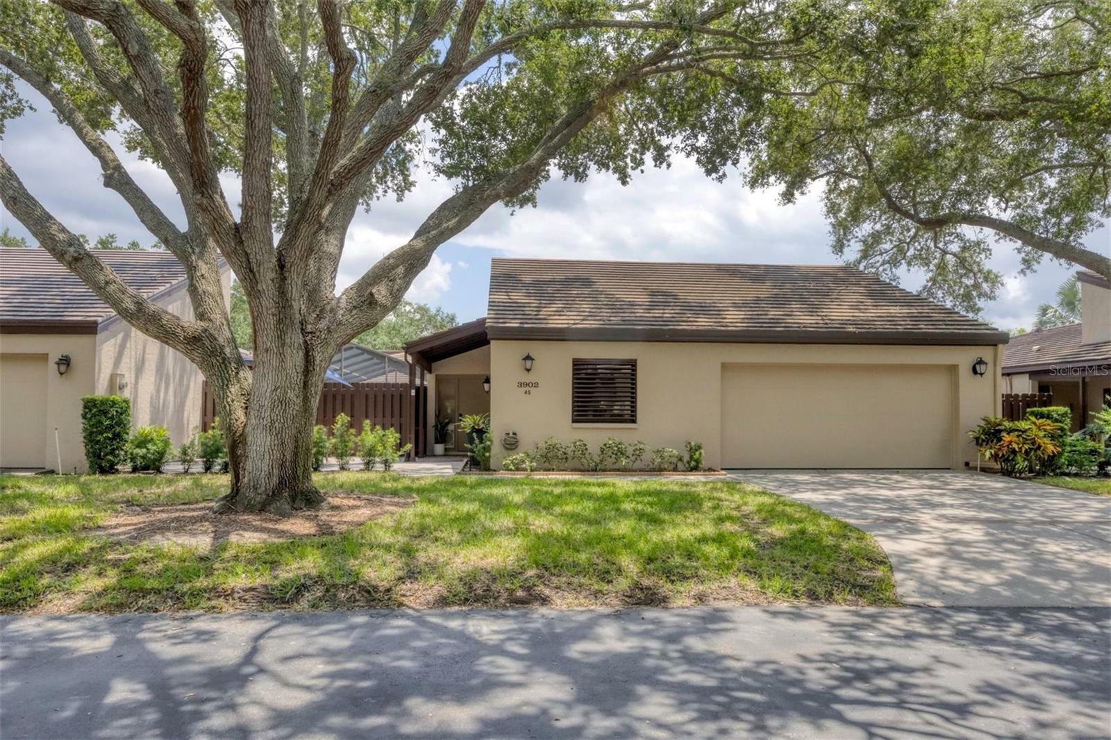 Property Photo:  3902 Glen Oaks Manor Drive  FL 34232 