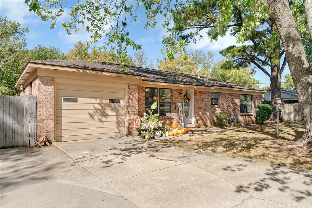 Property Photo:  1247 S Baldwin Avenue  AR 72701 