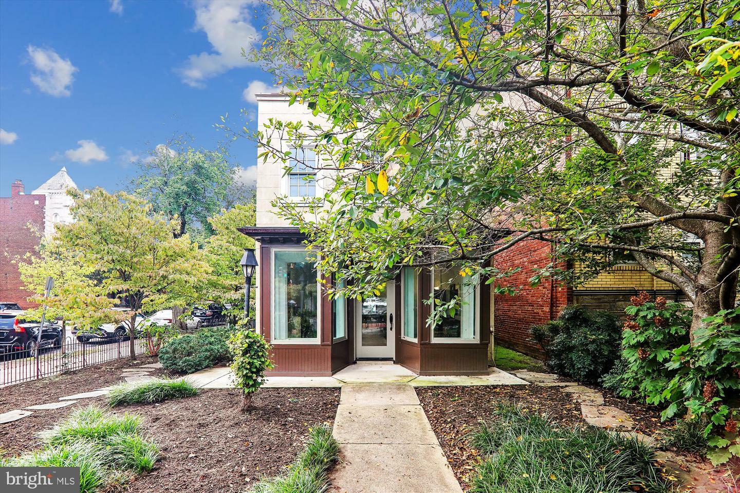 Property Photo:  821 East Capitol SE  DC 20003 