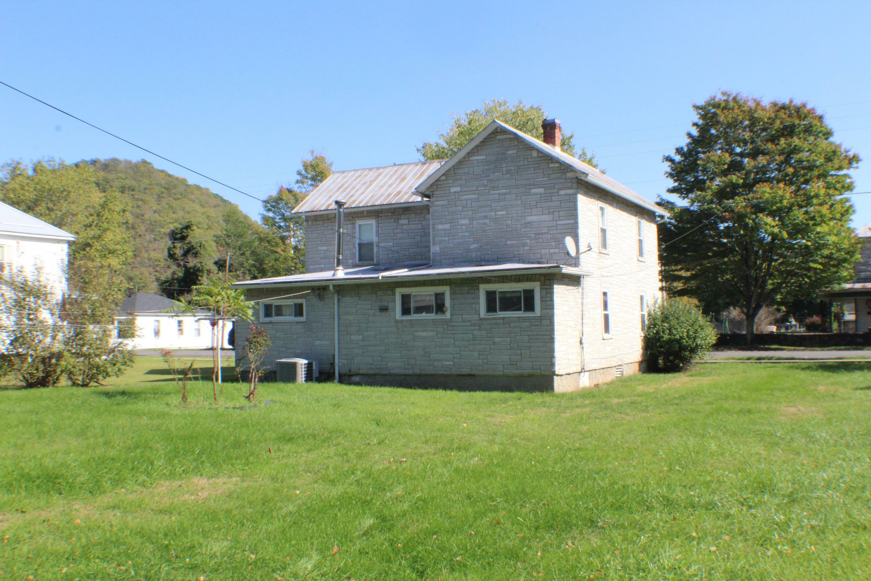 Property Photo:  1004 2nd Ave  WV 24954 