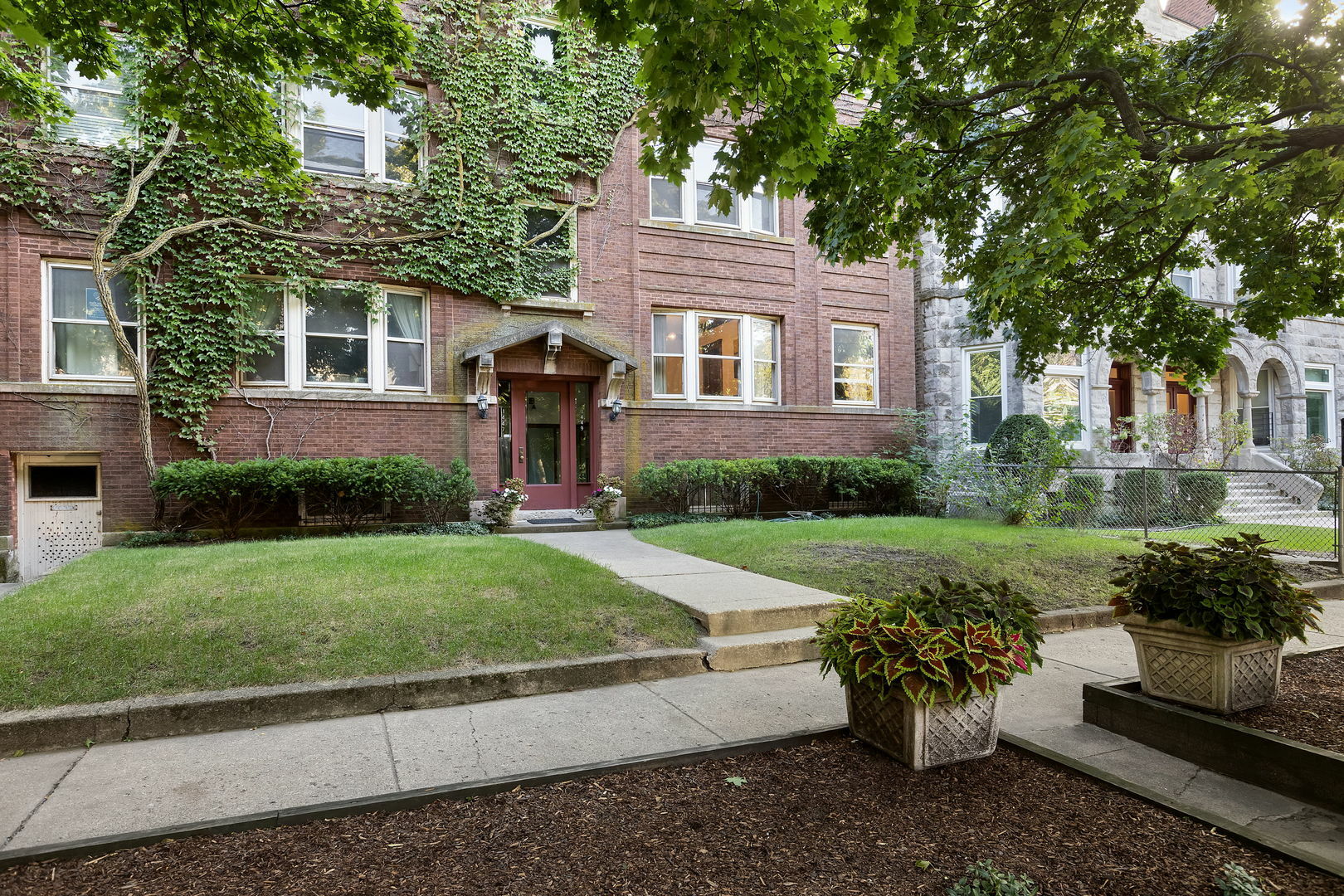 Property Photo:  1449 W Belle Plaine Street 1W  IL 60613 