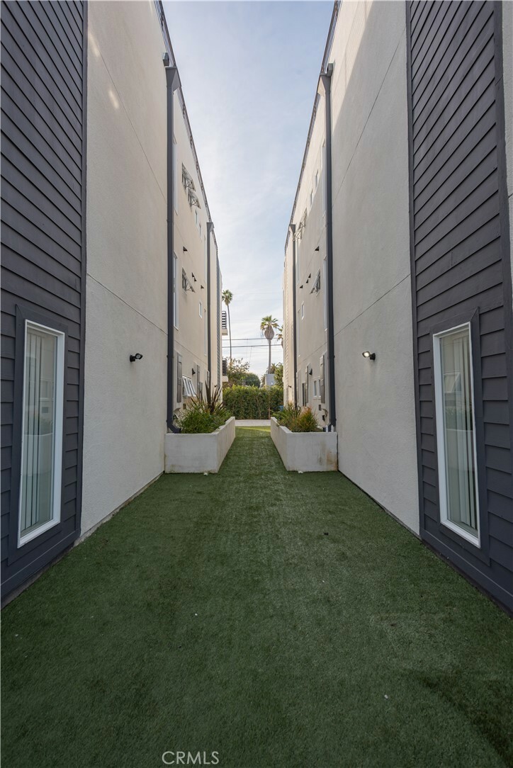 Property Photo:  2727 S La Brea Avenue 2733  CA 90016 