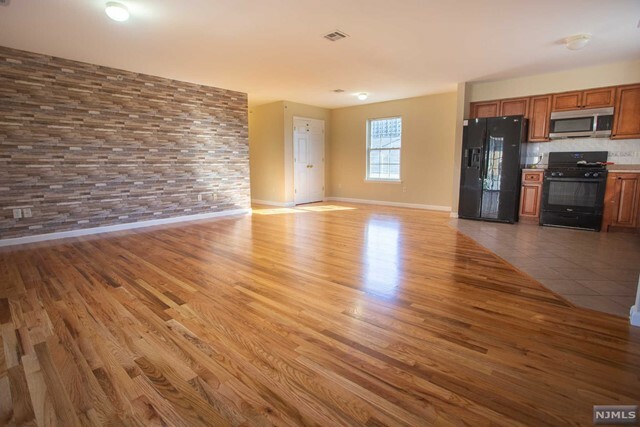 Property Photo:  90-92 West Kinney Street Unit 3  NJ 07102 