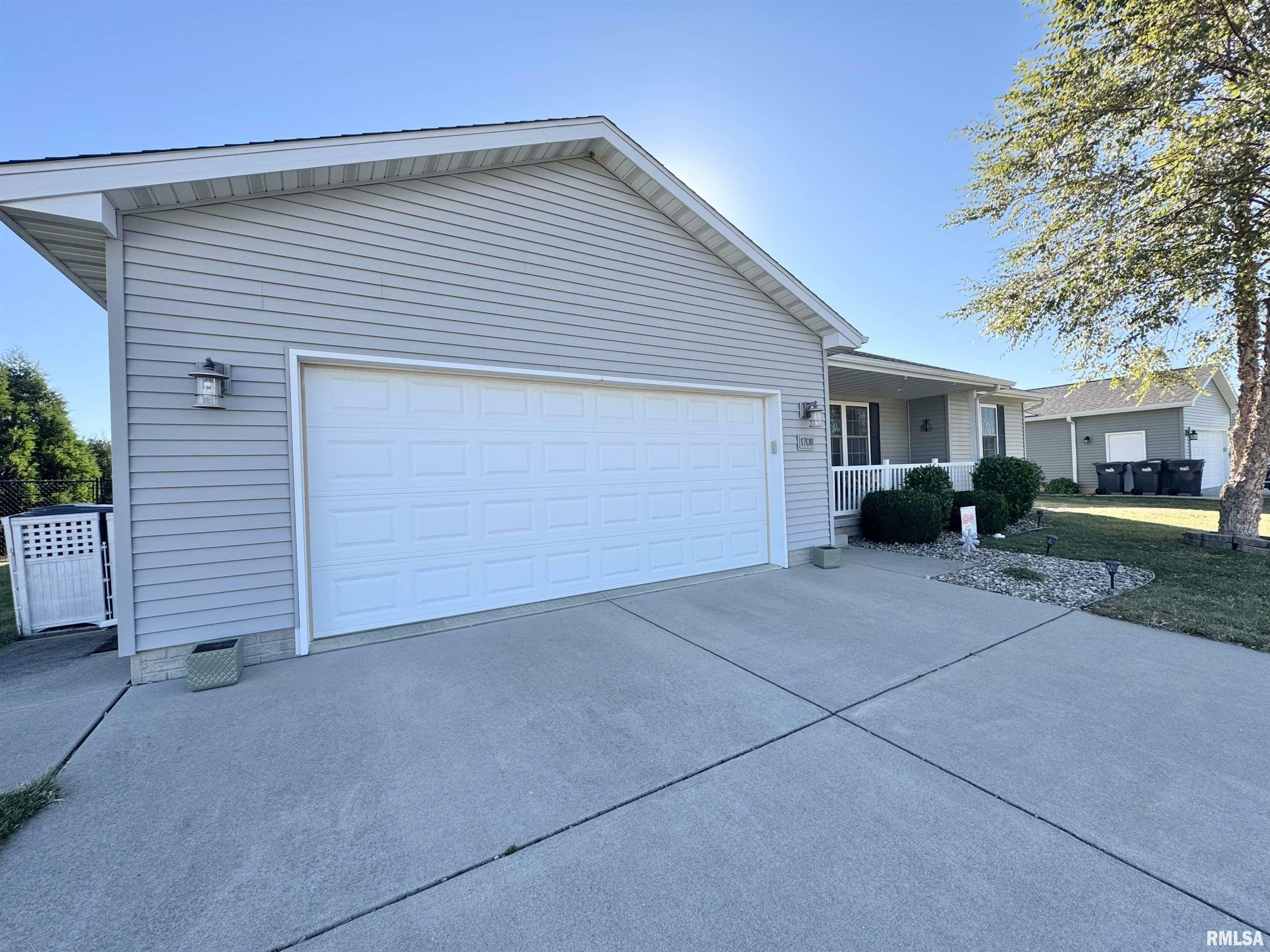 Property Photo:  1708 Hunters Trace  IL 61554 