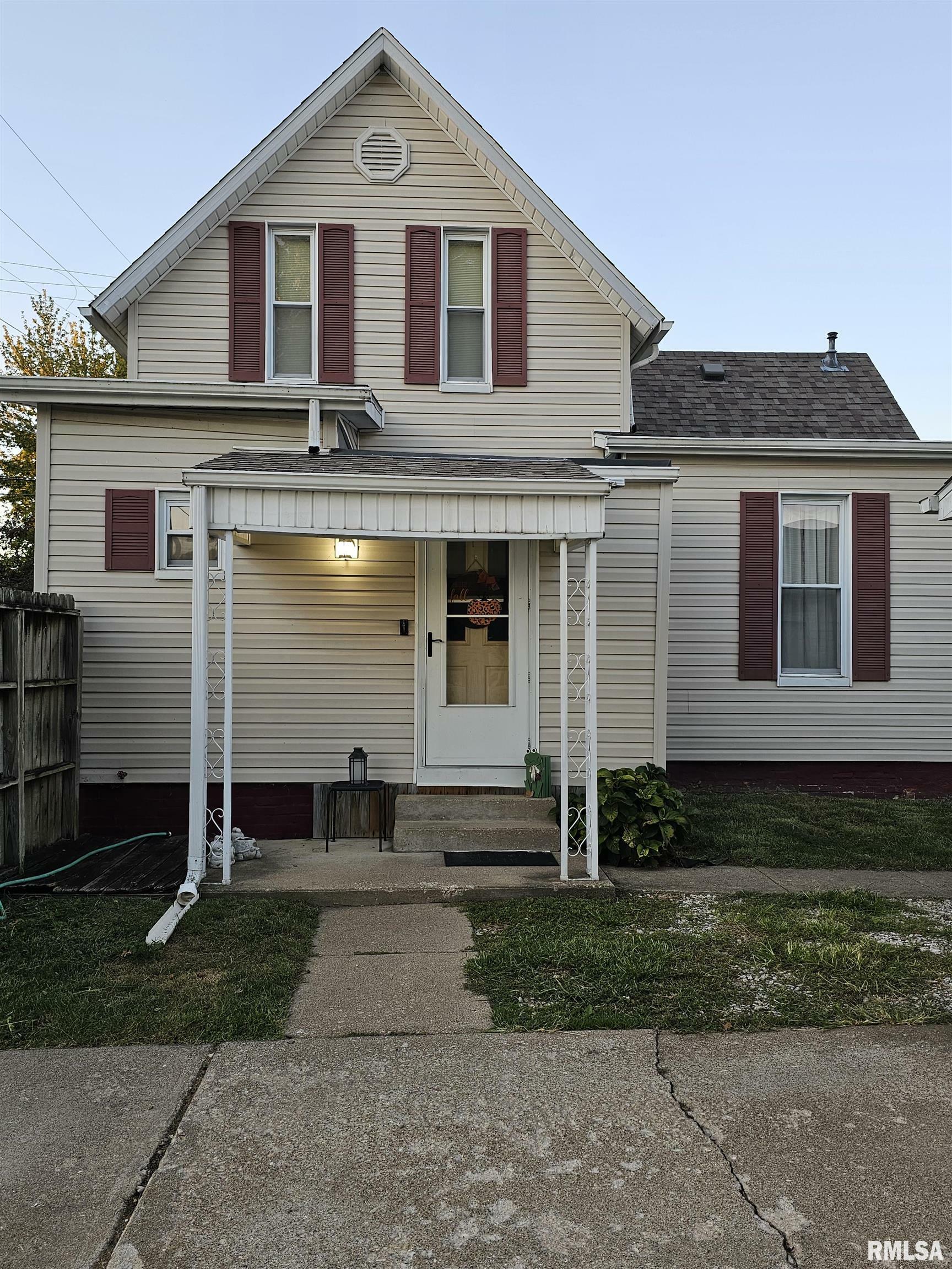 Property Photo:  402 W Maple Street  IL 61520 