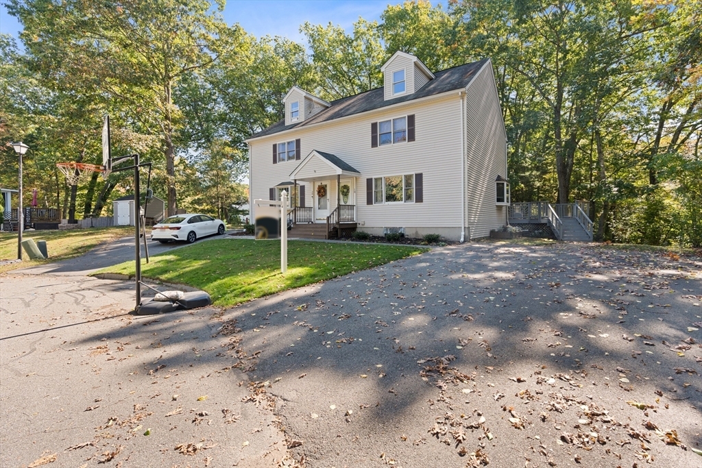 Property Photo:  18 Penobscot Cir 18  MA 01844 