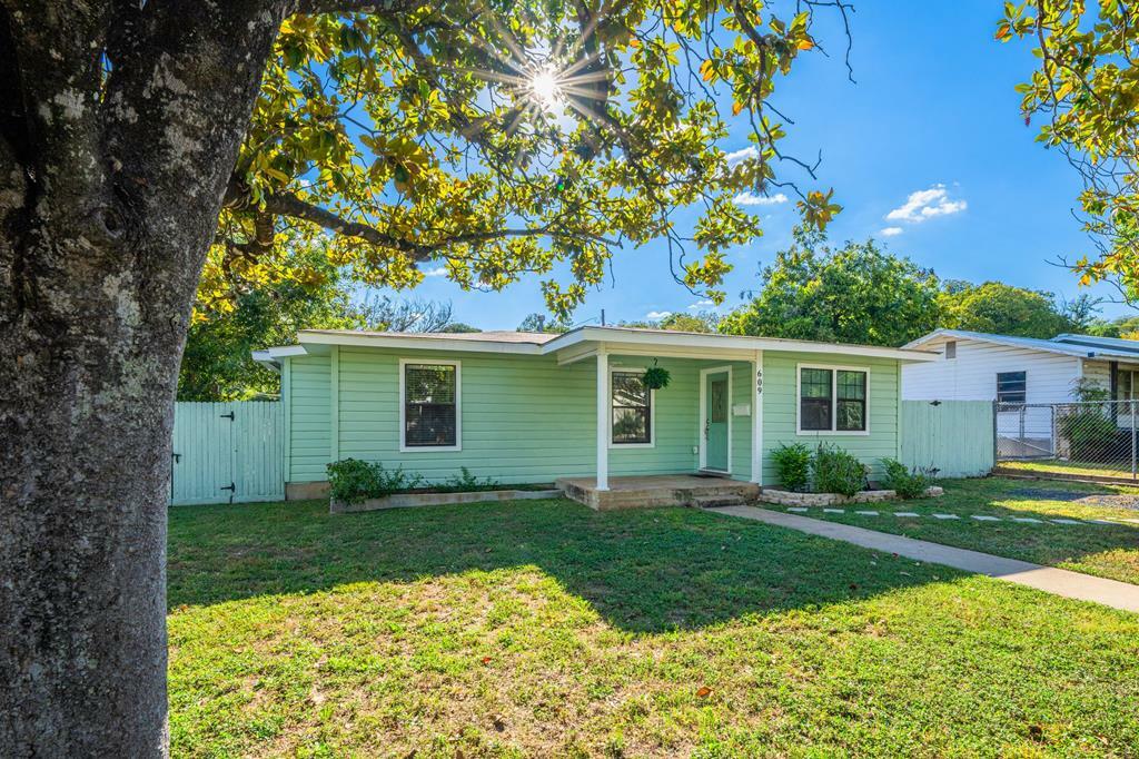 Property Photo:  609 Stephen St  TX 78028 