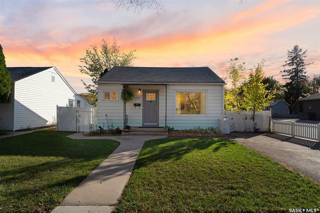 Property Photo:  1207 11th Street W  SK S7M 1G9 