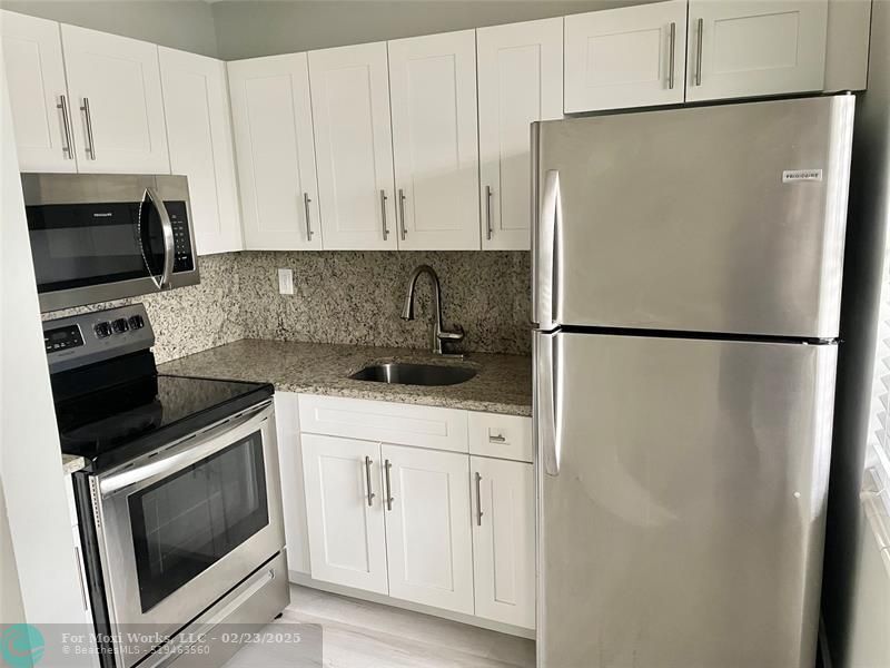 Property Photo: 821 N Victoria Park Rd 8 FL 33304