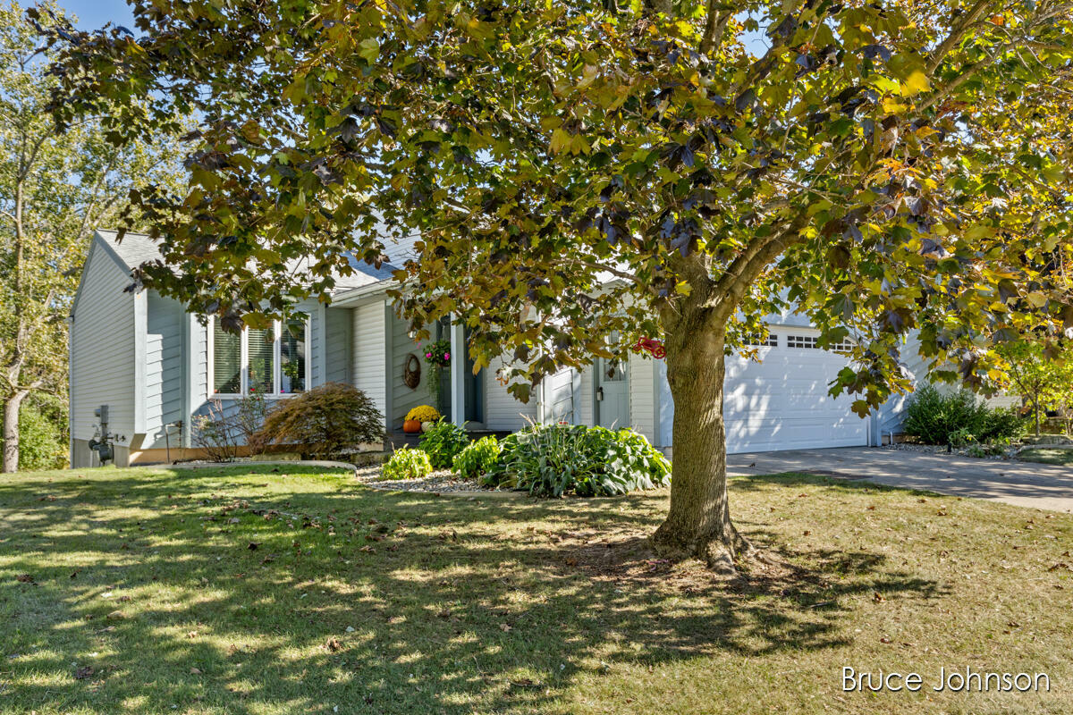 Property Photo:  4550 Lantana Drive SE  MI 49512 