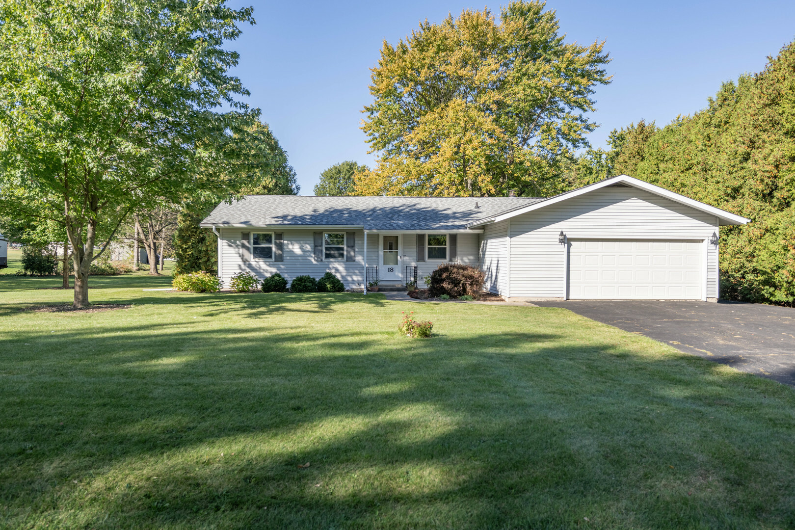 Property Photo:  18 Royce Road  IL 60543 