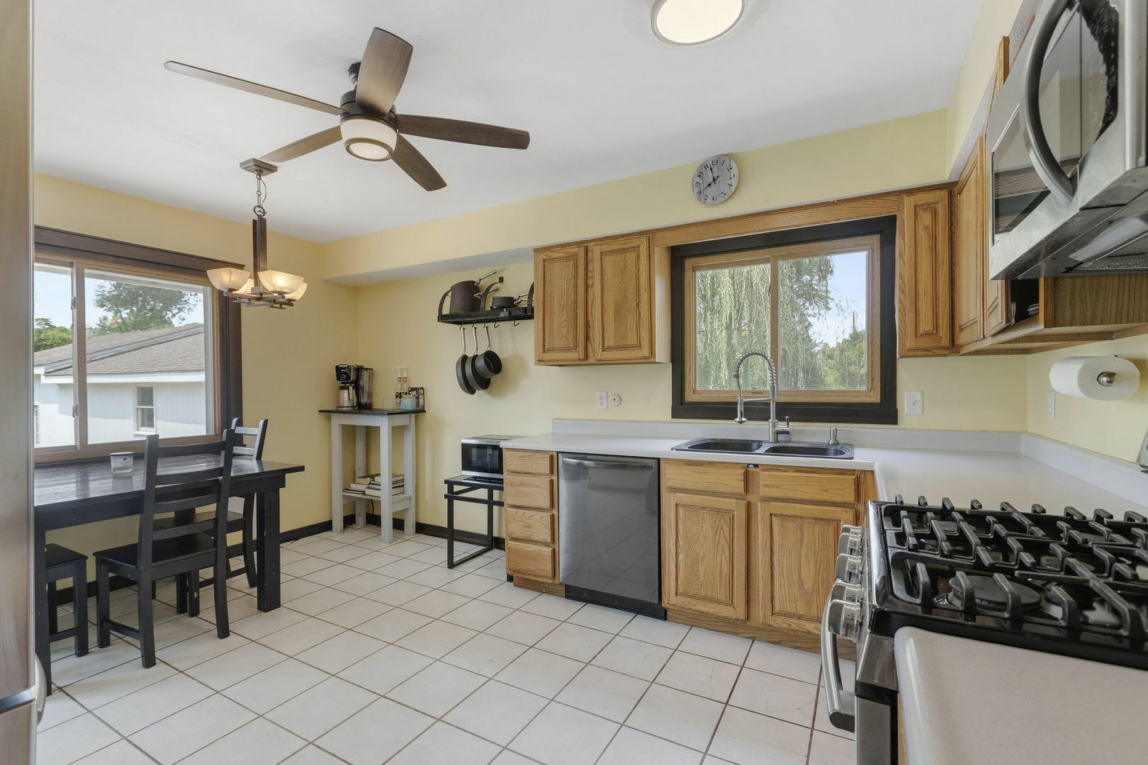 Property Photo:  2S876 Hart Road  IL 60510 