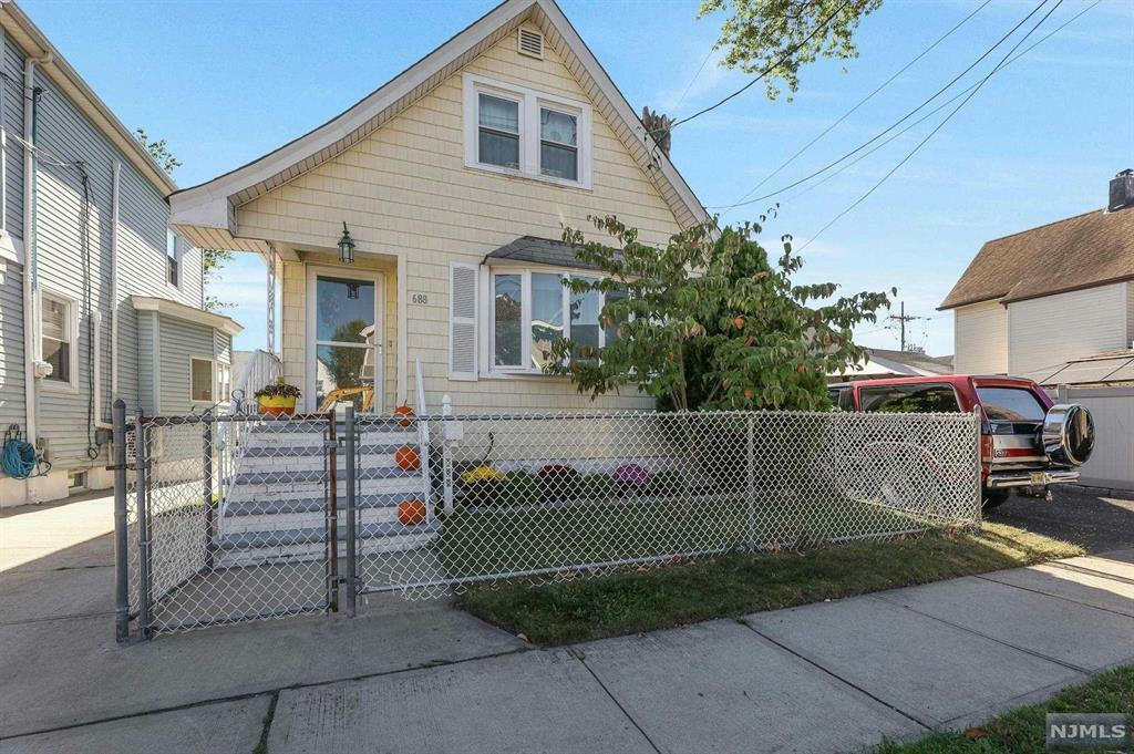 Property Photo:  688 Devon Street  NJ 07032 