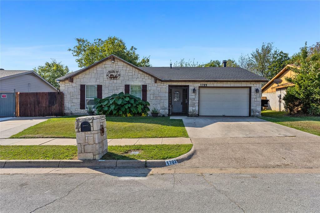 Property Photo:  1702 Dorchester Drive  TX 76014 