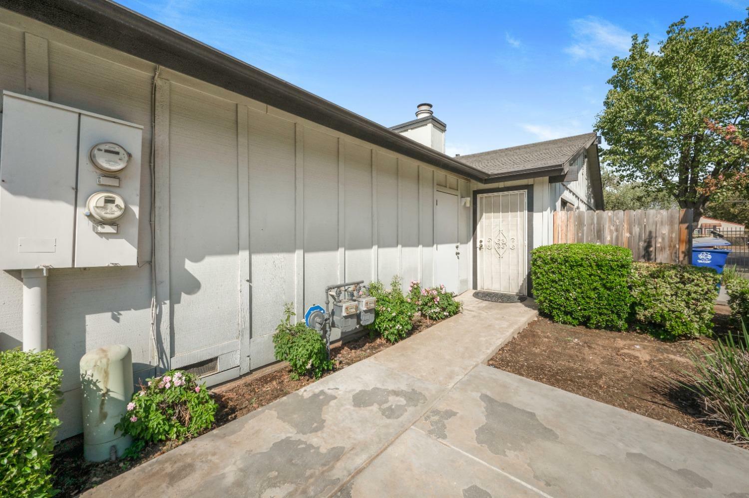 Property Photo:  2247 W Dakota Avenue 101  CA 93705 