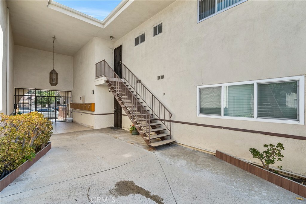 Property Photo:  6133 Whitsett Avenue 17  CA 91606 