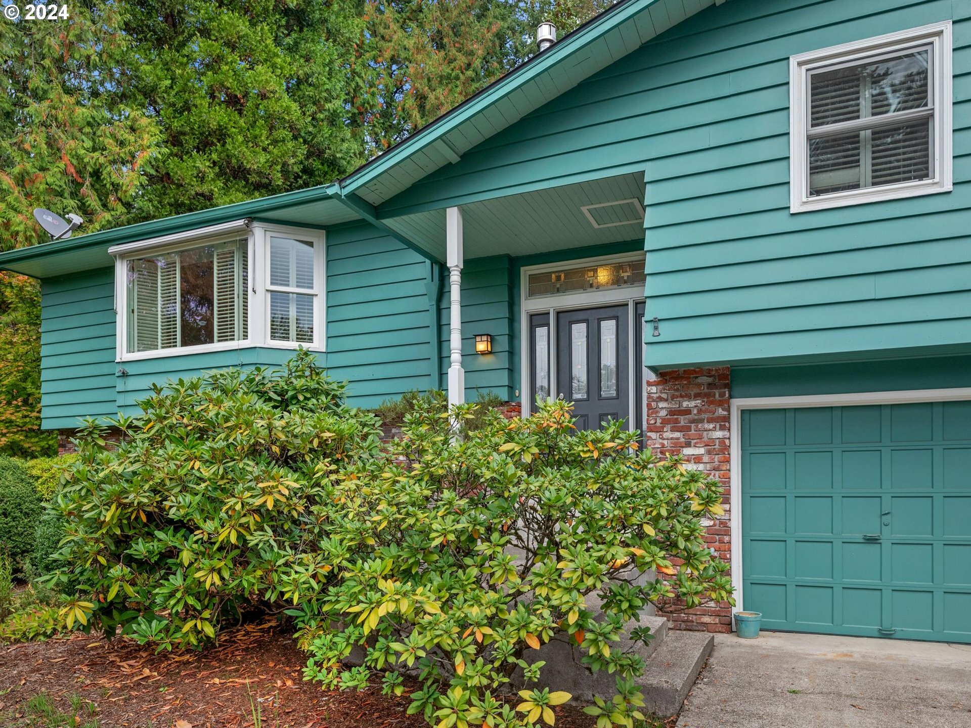 Property Photo:  3310 SW 66th Ave  OR 97225 