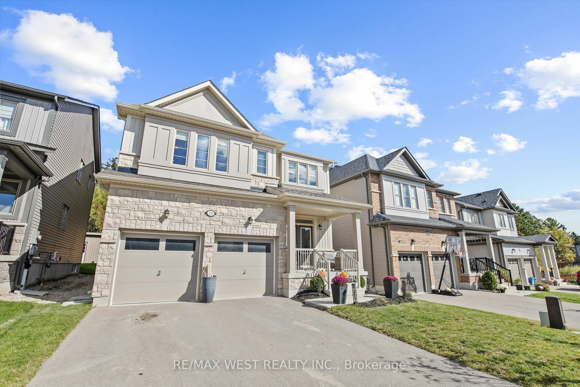 Property Photo:  133 McFarlane Cres  ON N2M 0G5 