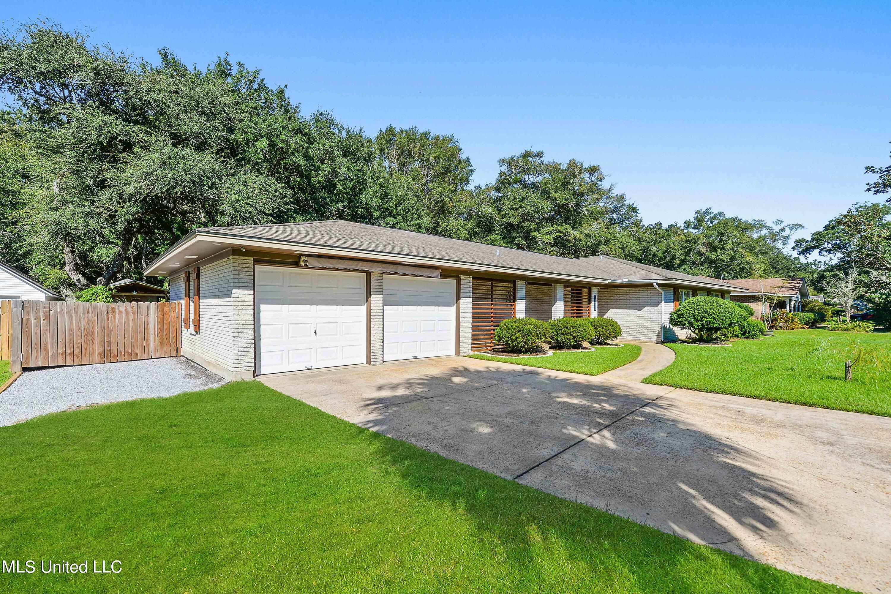 Property Photo:  1413 Seacliffe Drive  MS 39553 