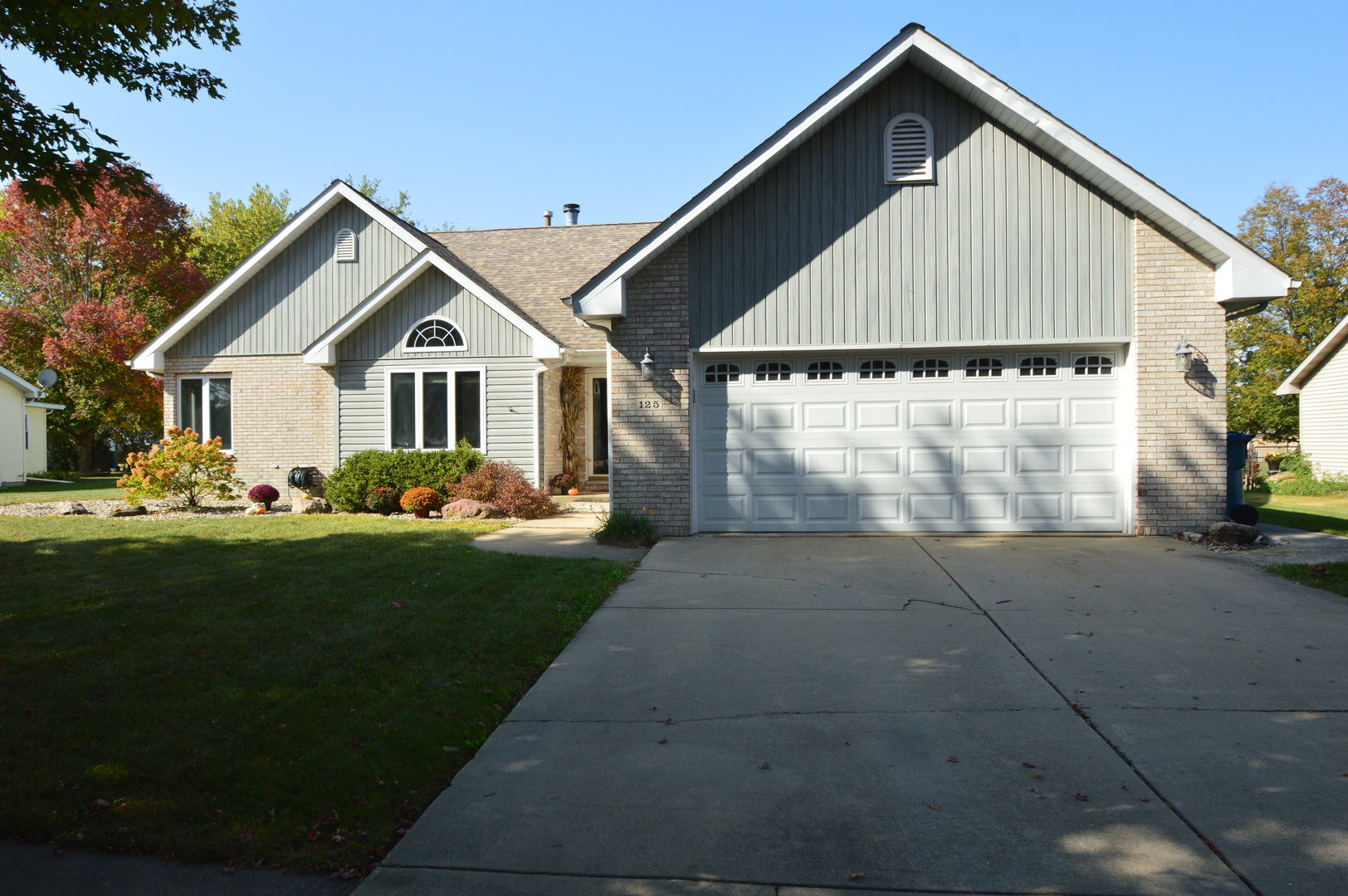 125 N Hamilton Drive  Grant Park IL 60940 photo