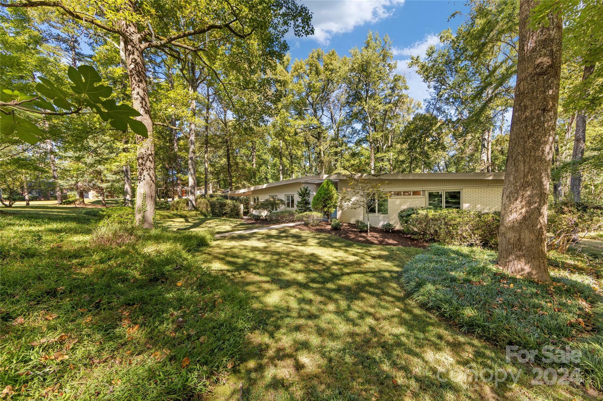 Property Photo:  5601 Riviere Drive  NC 28211 