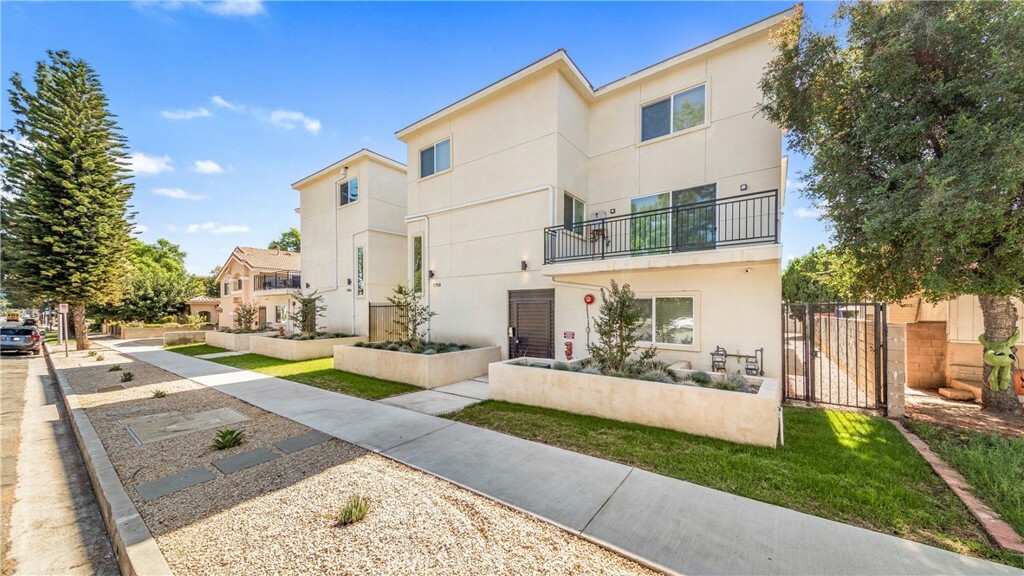 Property Photo:  17158 Chatsworth Street 1  CA 91344 