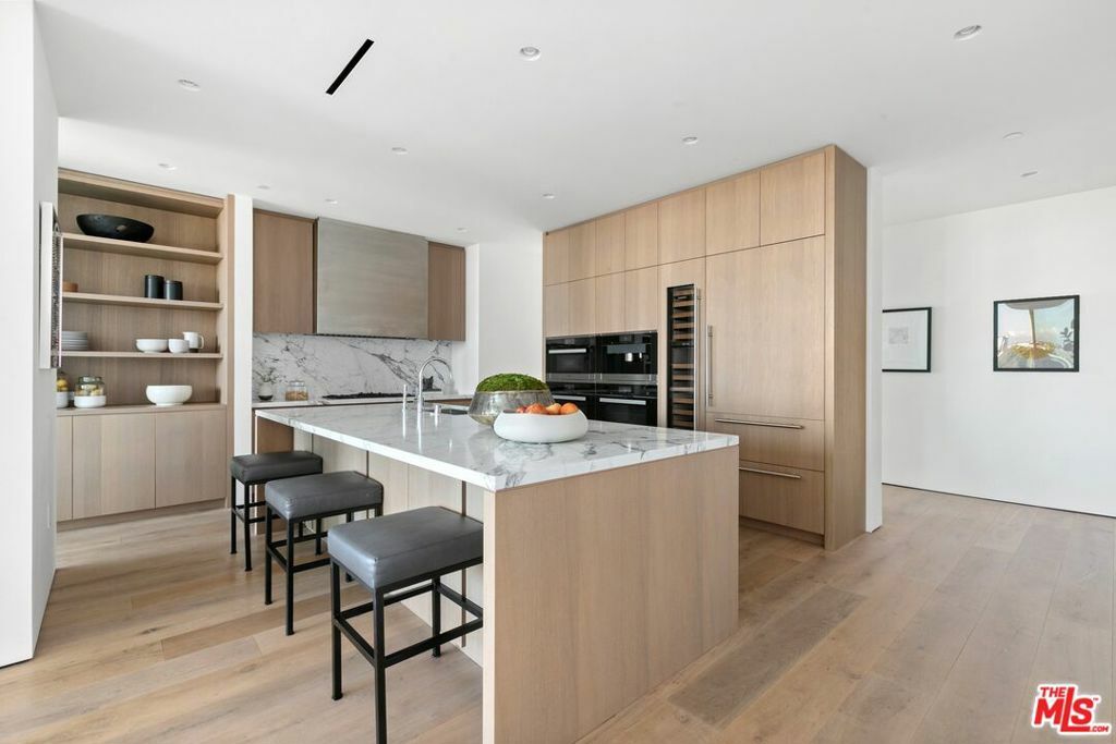 Property Photo: 8899 Beverly Blvd 5D CA 90048