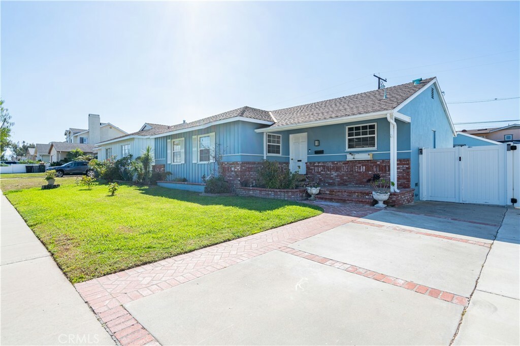 Property Photo:  905 Cranbrook Avenue  CA 90503 