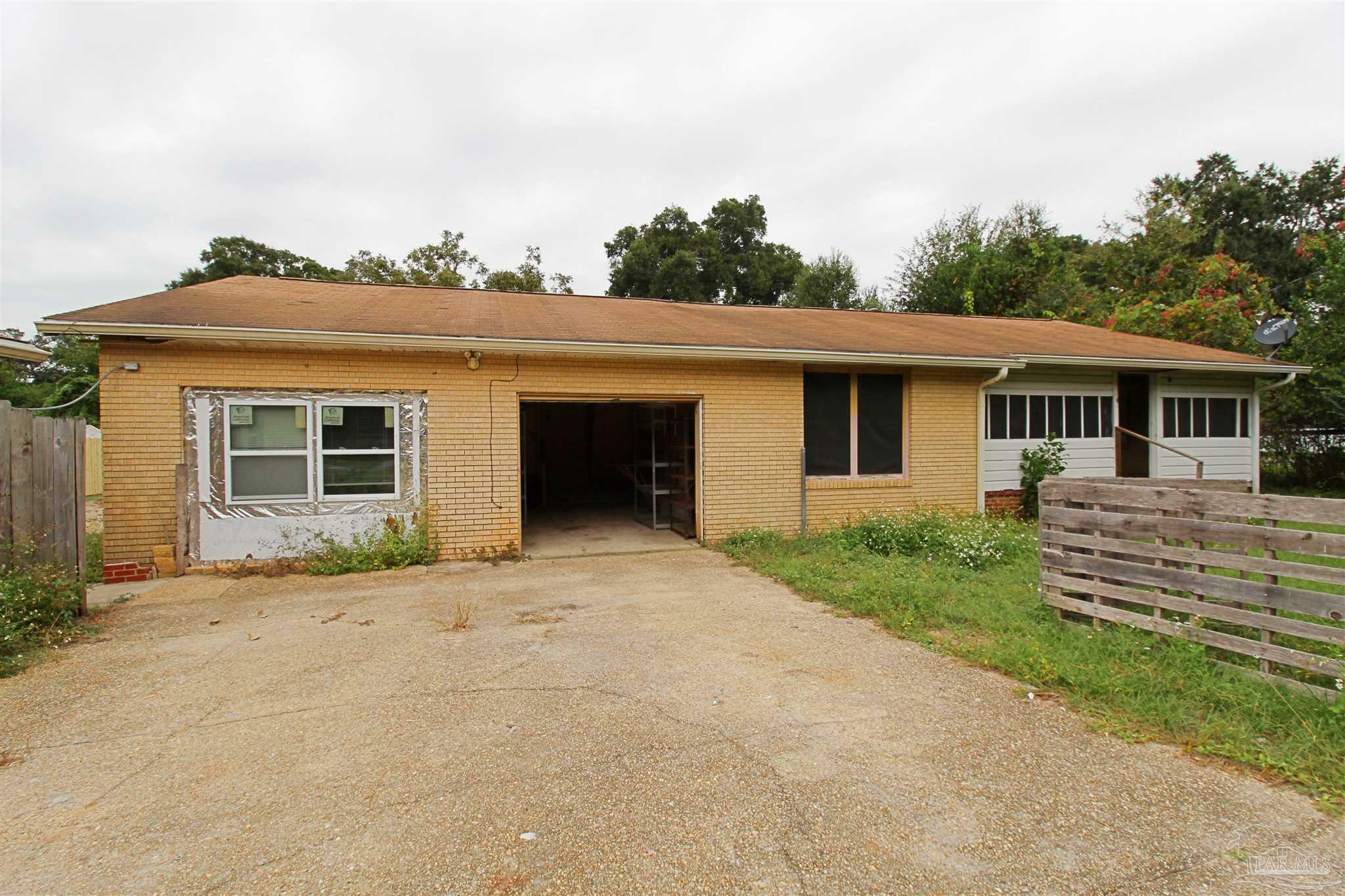 Property Photo:  300 Rosalyn Way  FL 32505 