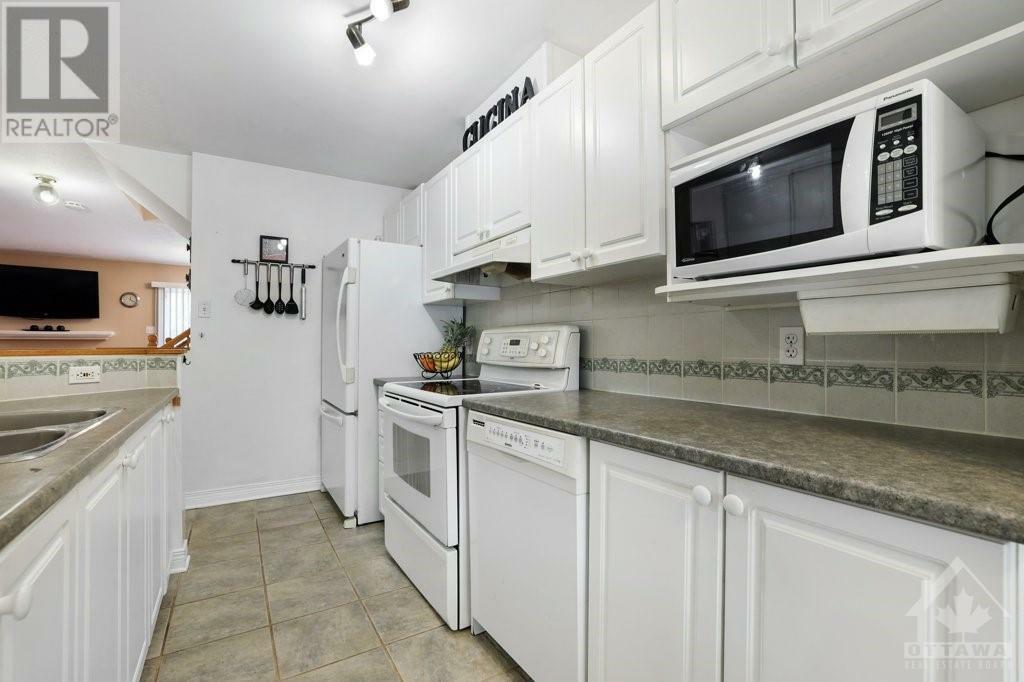 Property Photo:  10 Collington Street  ON K2G 6X5 