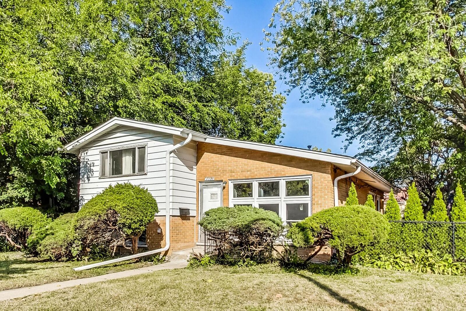 Property Photo: 2101 Emerson Street IL 60201