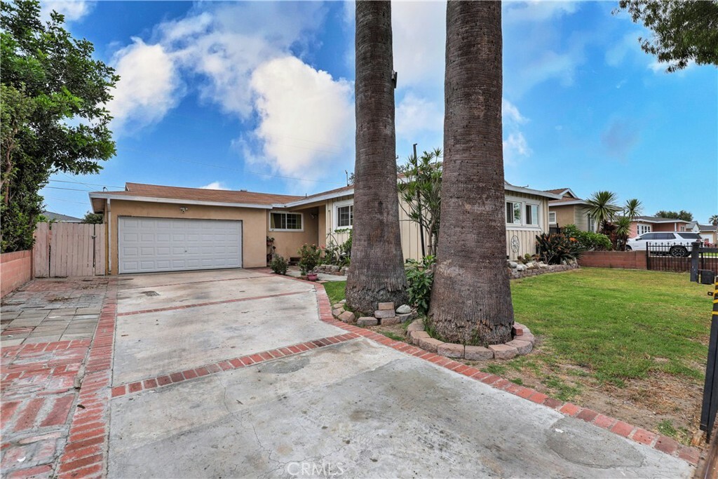 Property Photo: 7842 La Casa Way CA 90620