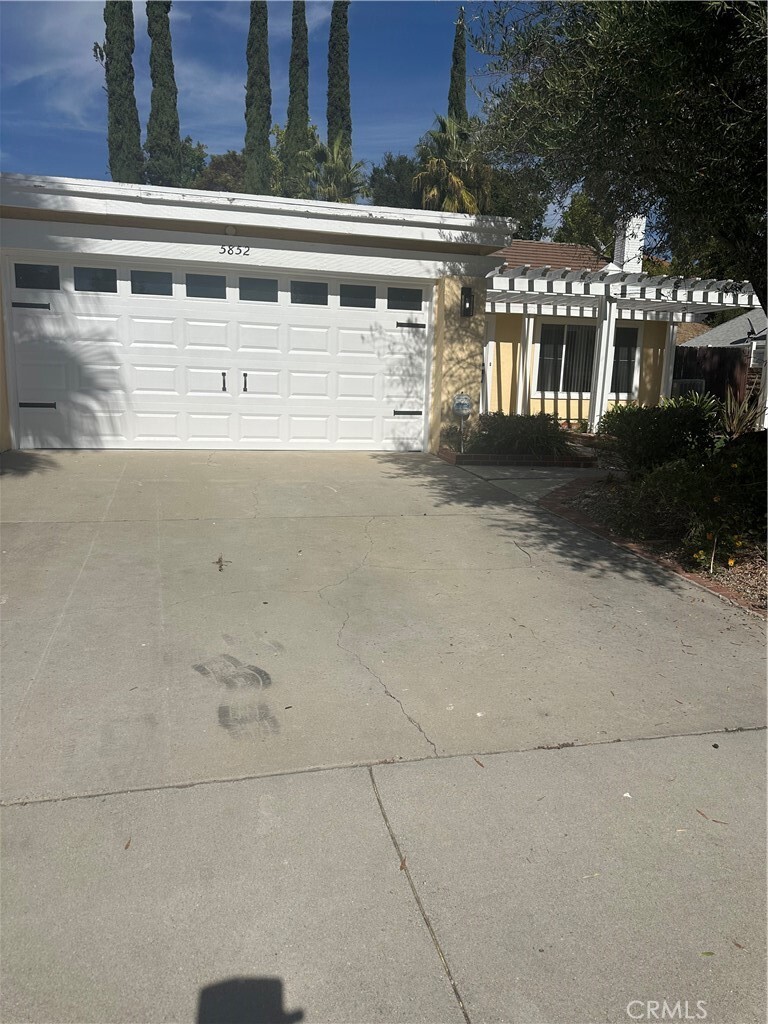 Property Photo: 5852 Dovetail Drive CA 91301