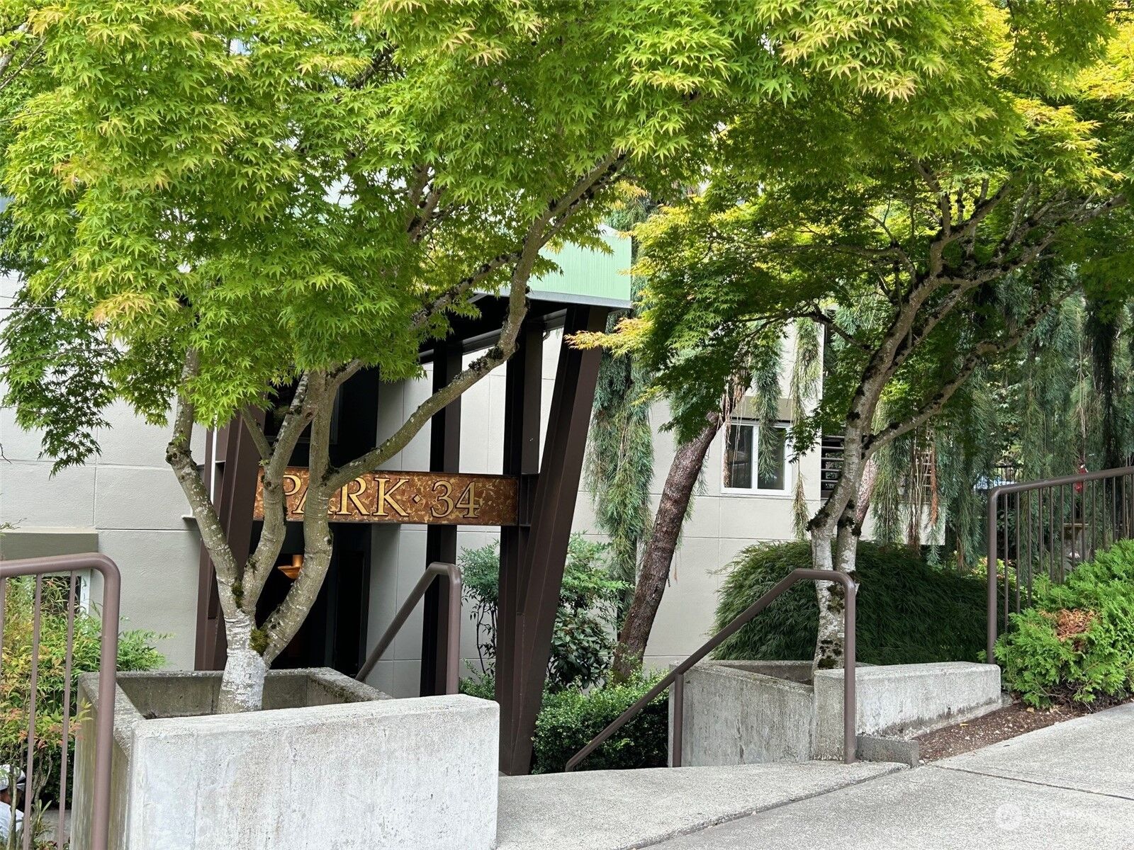 Property Photo:  321  3rd Street 103  WA 98033 