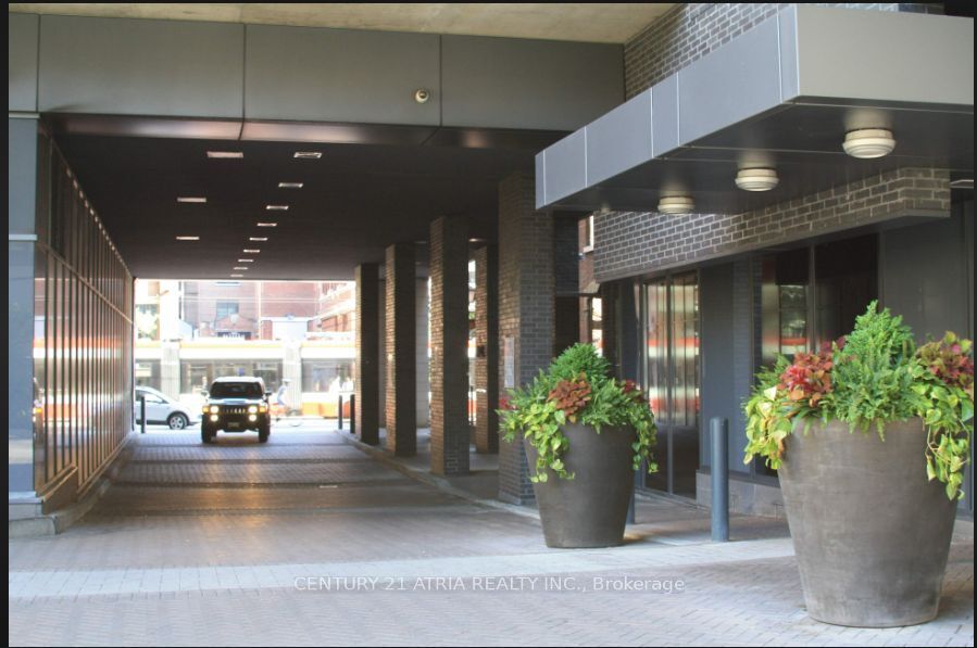 Property Photo: 478 King St W 706 ON M5V 0A8