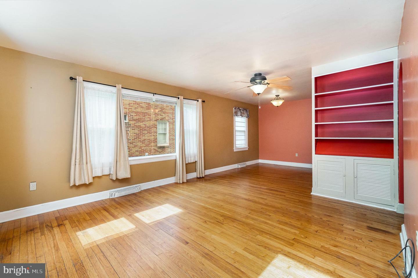 Property Photo:  10 W Pine Street  PA 17065 