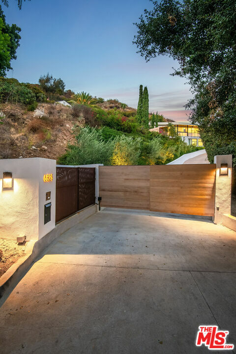 Property Photo:  6825 Mulholland Dr  CA 90068 