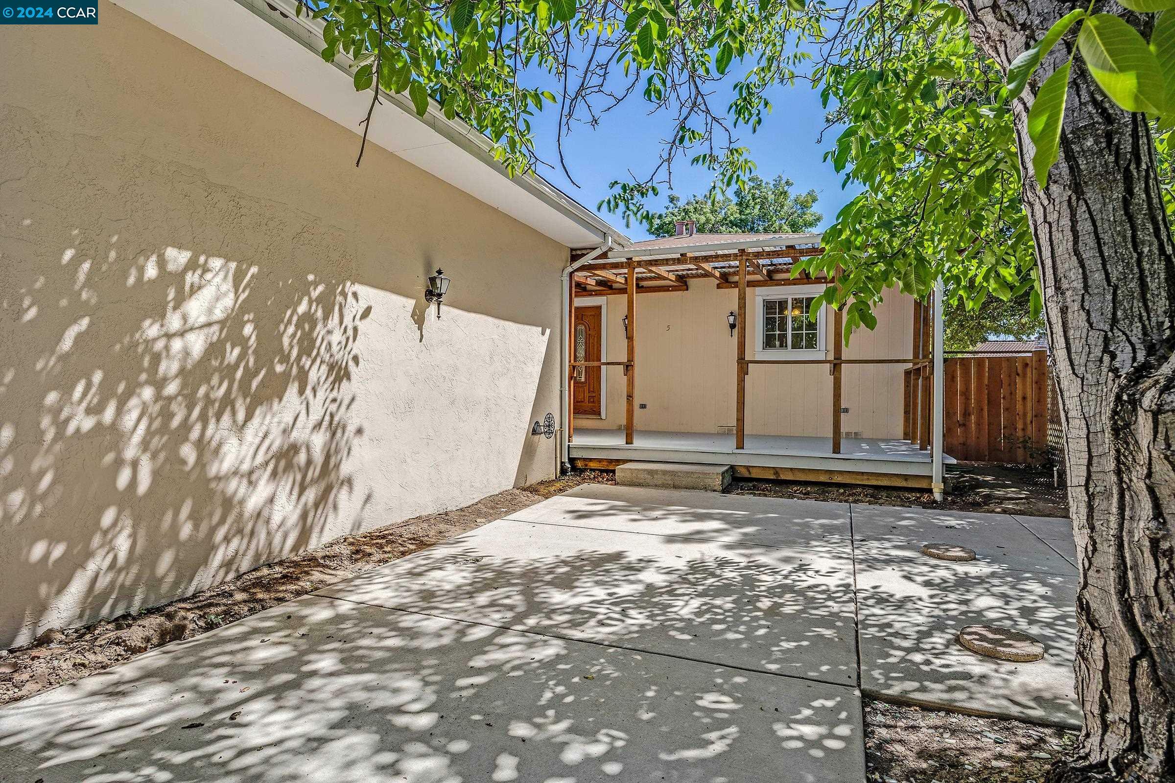 Property Photo:  5104 Concord Blvd 1/2  CA 94521 