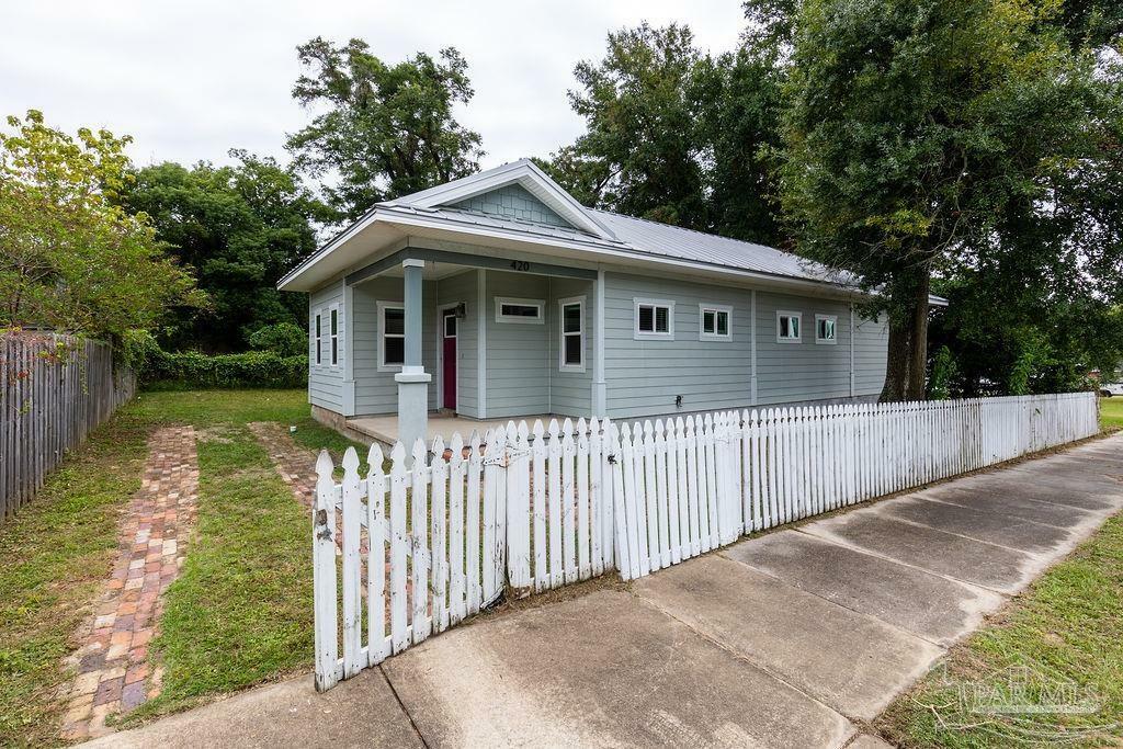 Property Photo:  420 N E St  FL 32501 