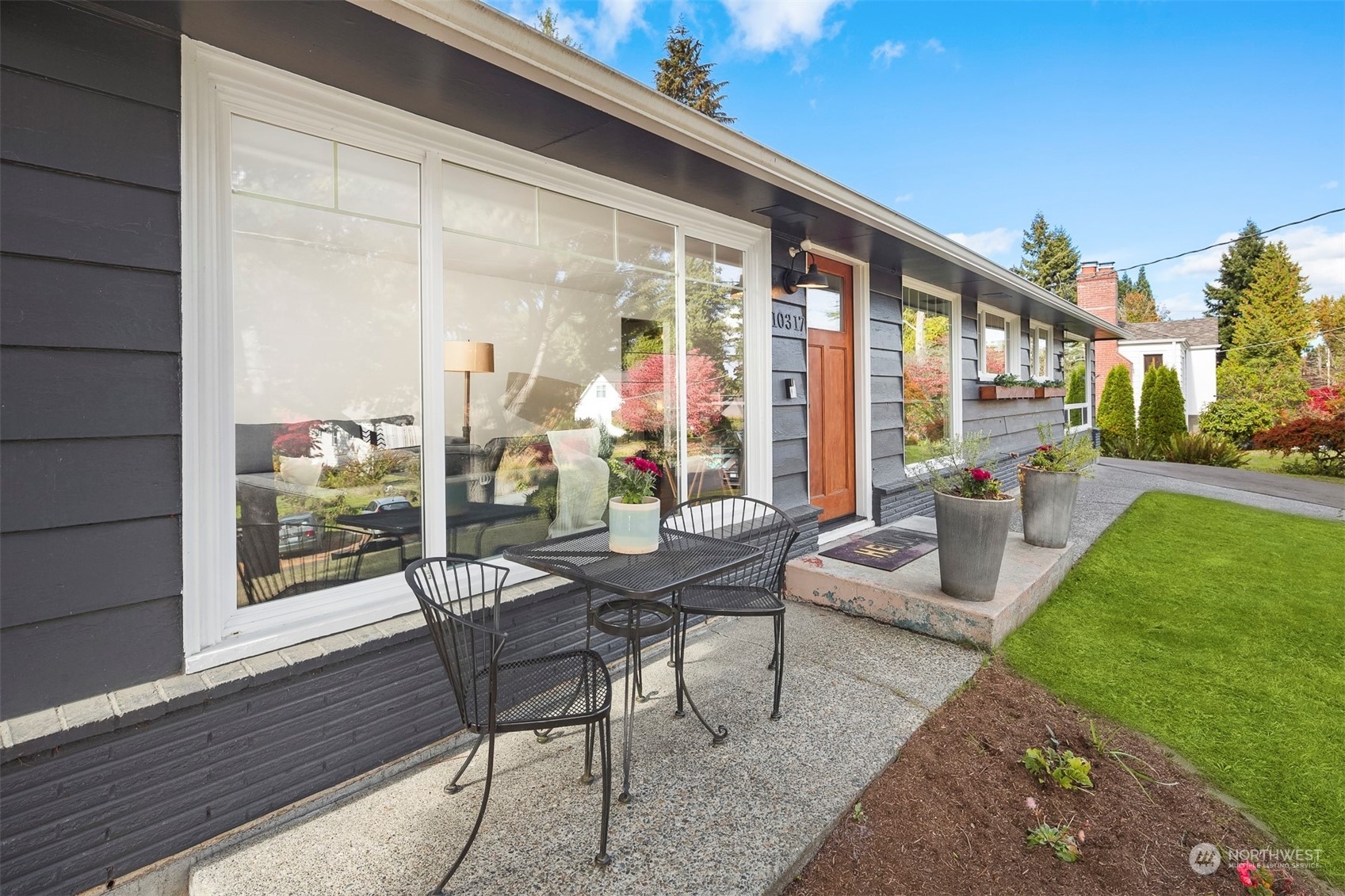 Property Photo:  10317 Densmore Avenue N  WA 98133 