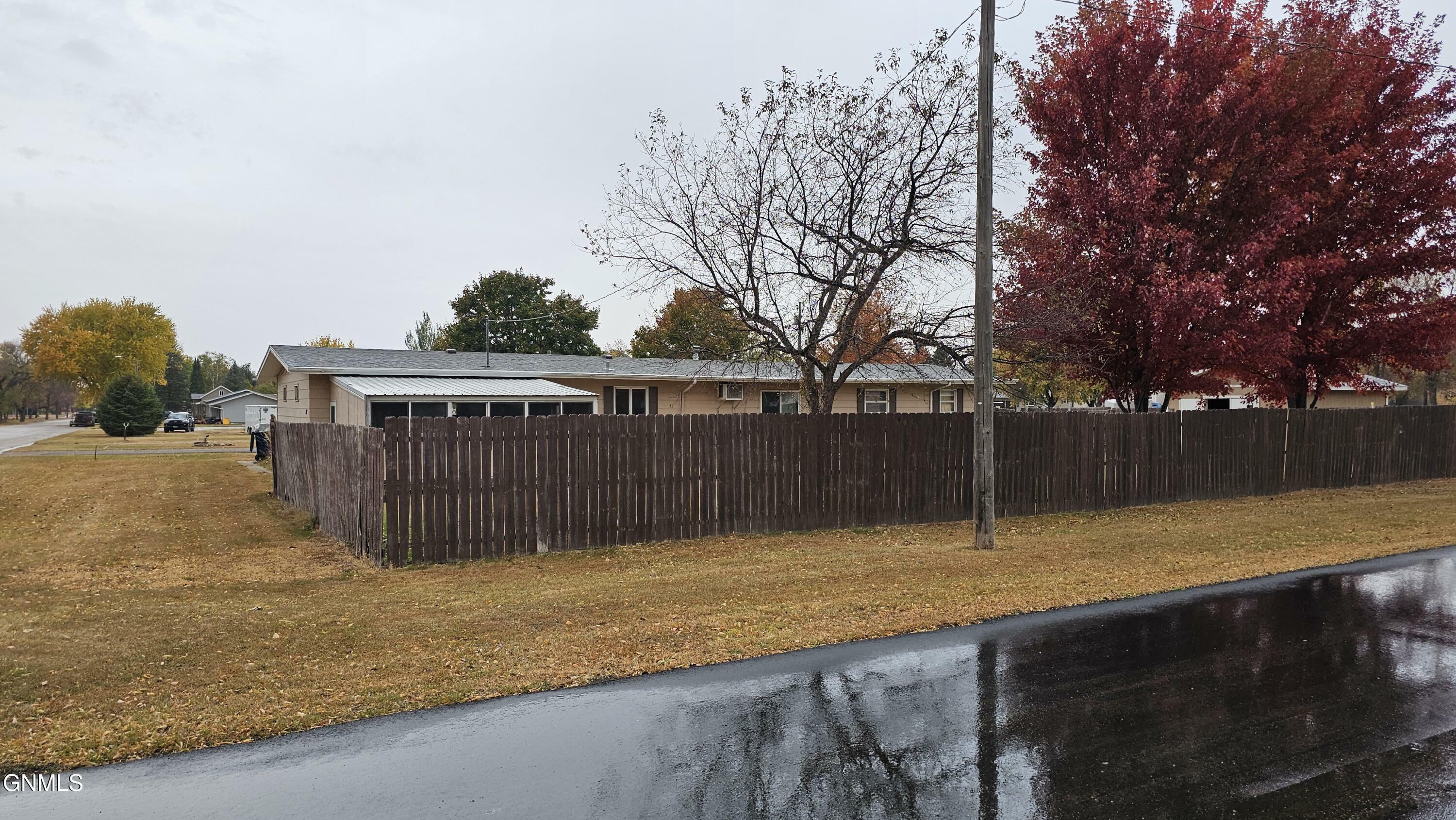 Property Photo:  1417 Main Avenue  ND 58474 