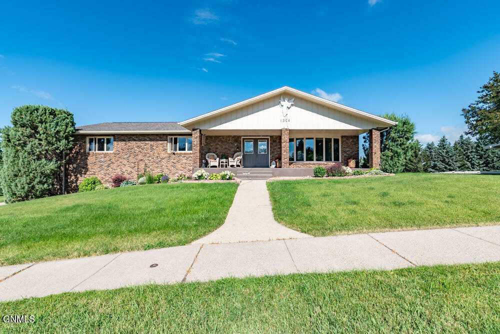 Property Photo:  1304 Crestview Lane  ND 58501 