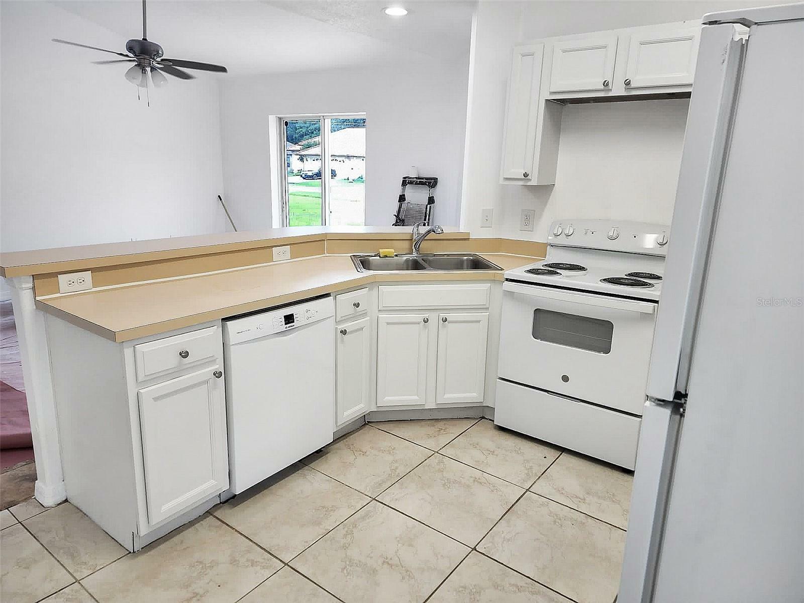 Property Photo:  811 Del Prado Drive  FL 34758 