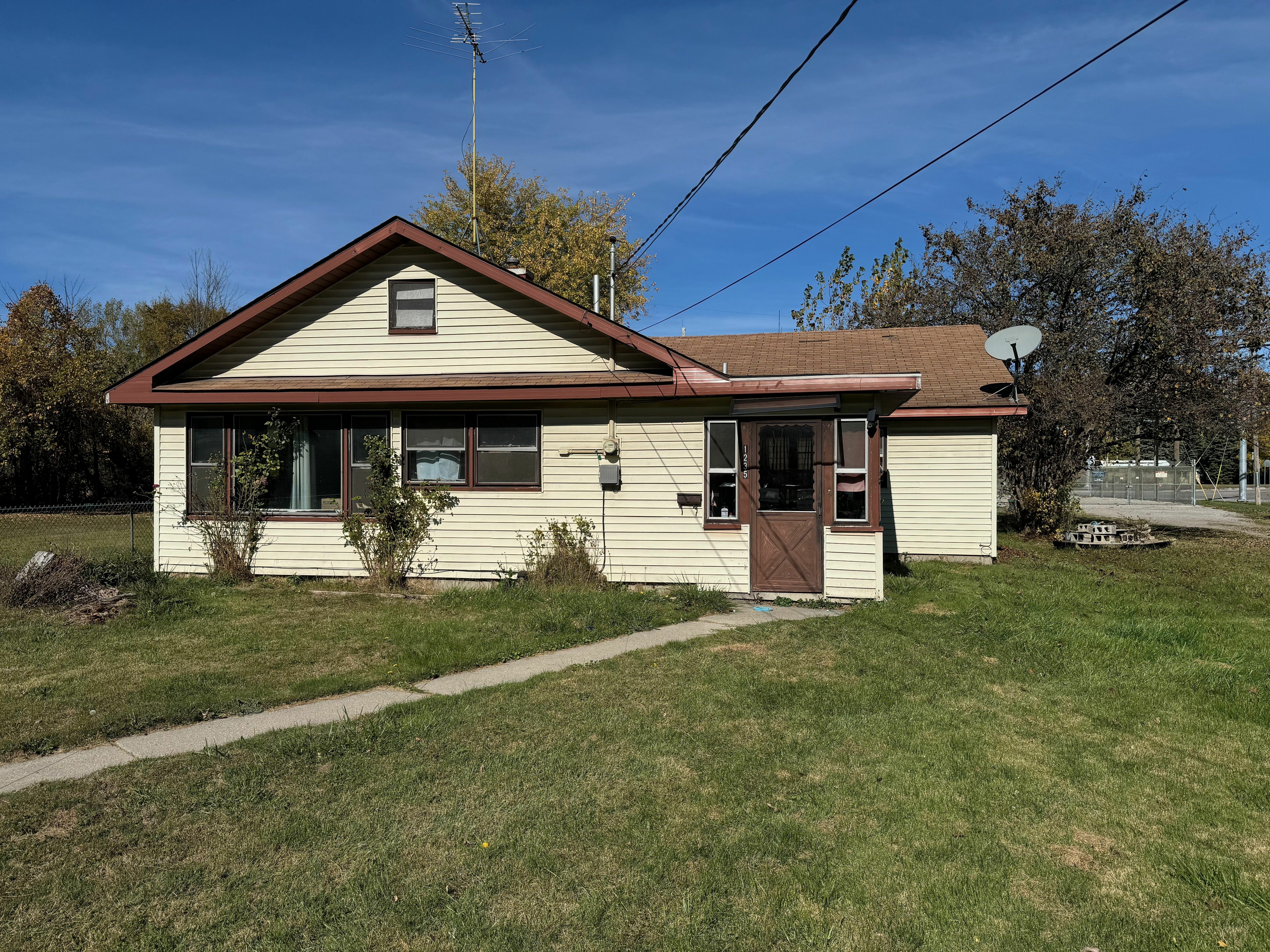 Property Photo:  1235 Wellington Street  MI 48706 4166 