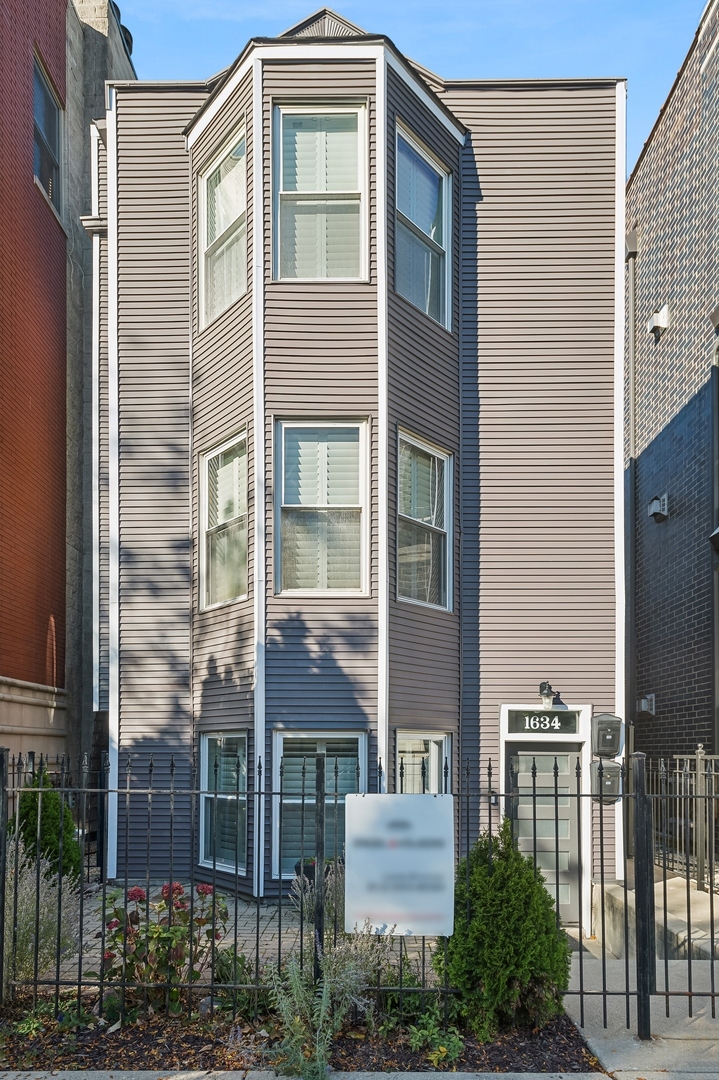 Property Photo:  1634 W Diversey Parkway 1  IL 60614 