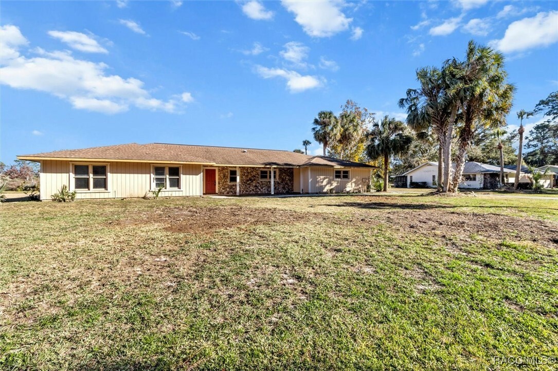 Property Photo:  809 N Golf Course Drive  FL 34429 