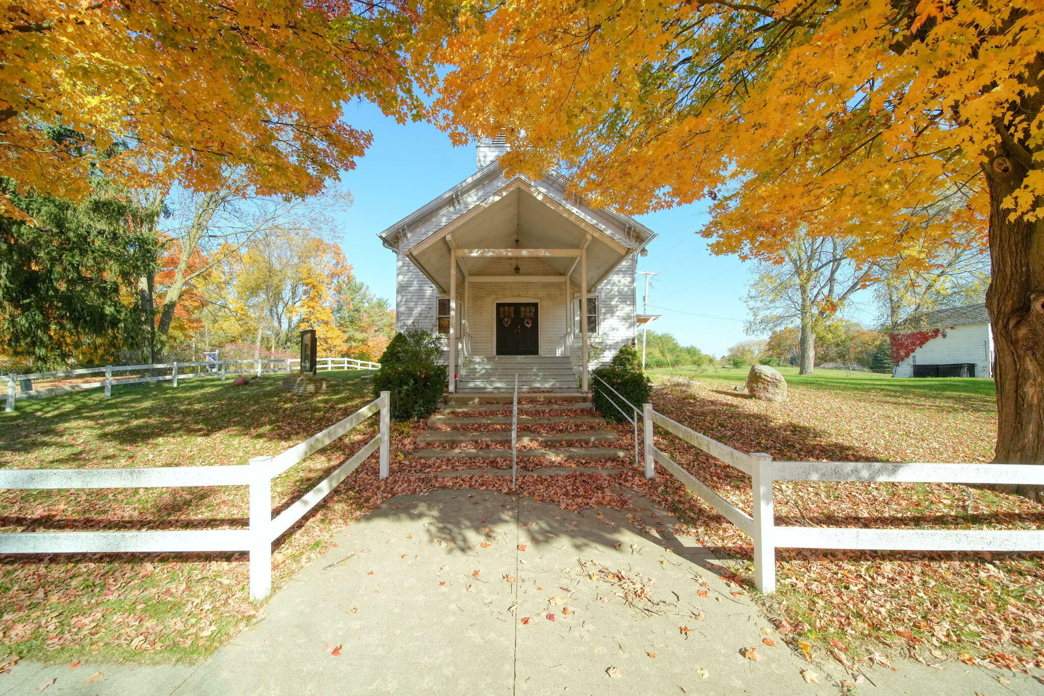 Property Photo:  17046 English Rd Road  MI 48158 