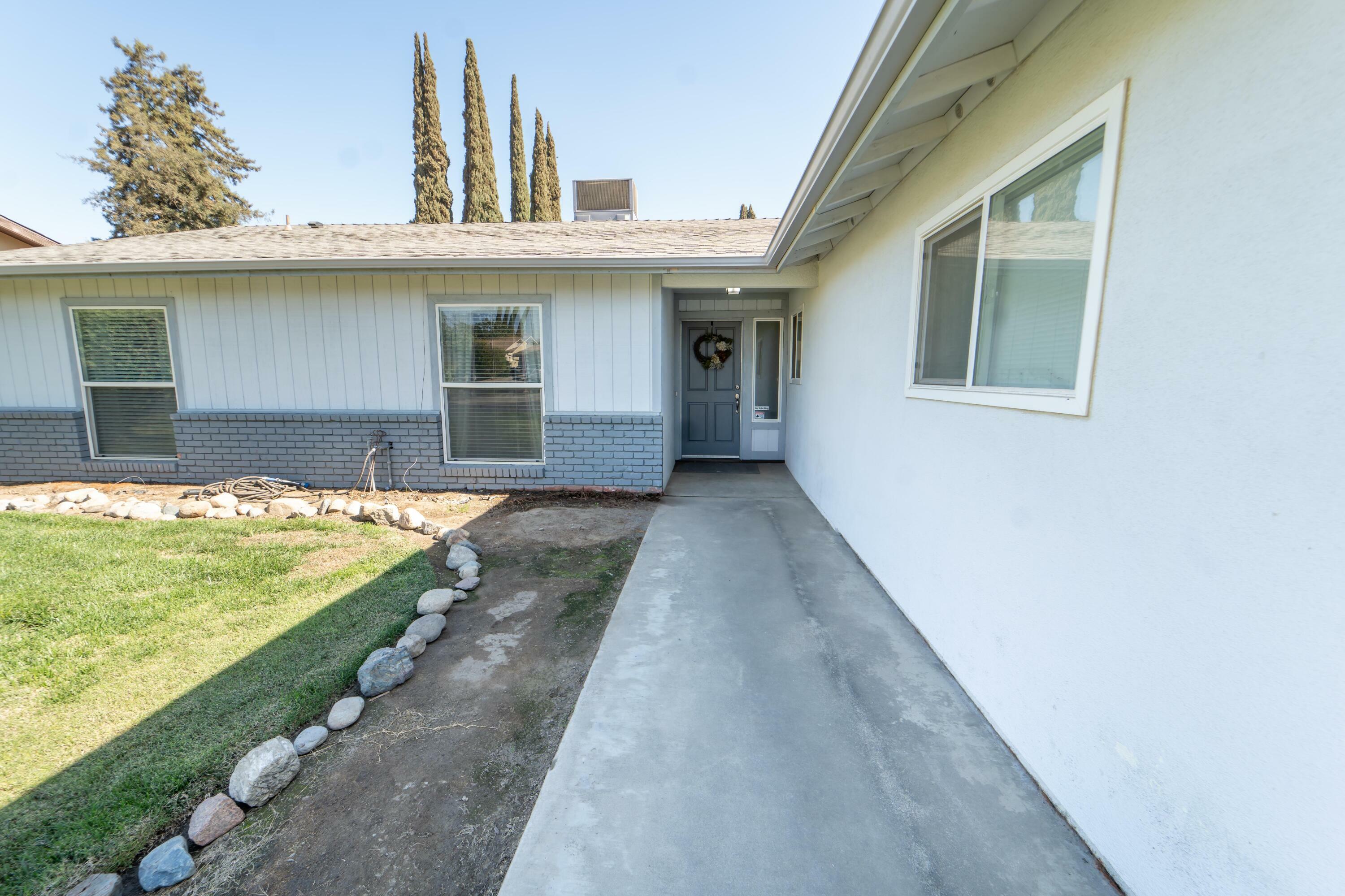 Property Photo:  2306 S Memory Street  CA 93277 