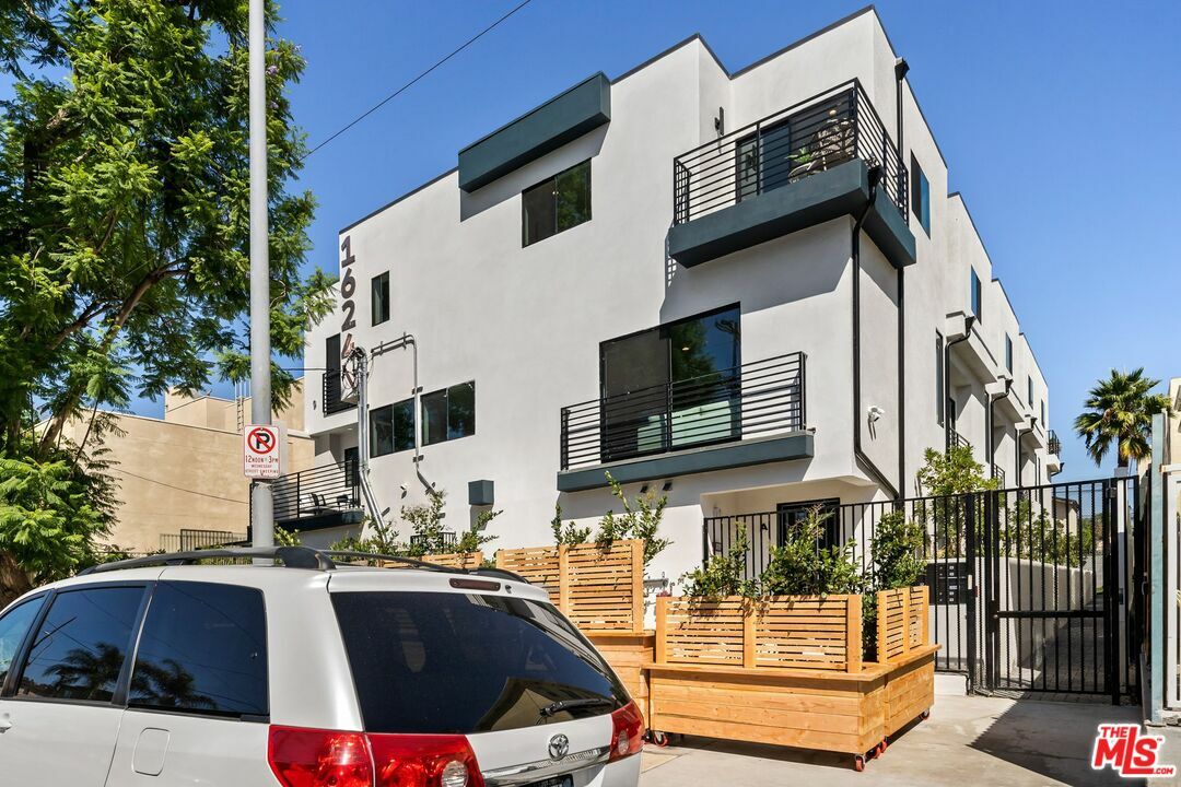 Property Photo:  1624  N Normandie Ave D  CA 90027 